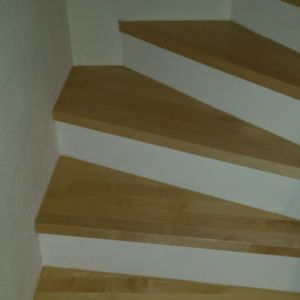 Treppe mit Ahornparkett, Stirnseite weiss, Horgen