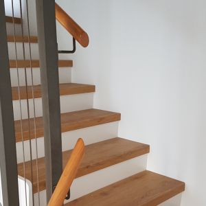 Treppe mit Vinyl NAUDERS Oak Nature verkleidet, EFH Neftenbach